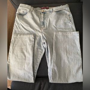 EUC. Gloria Vanderbilt Jeans. Stretchy denim design. Size 16. Like new.